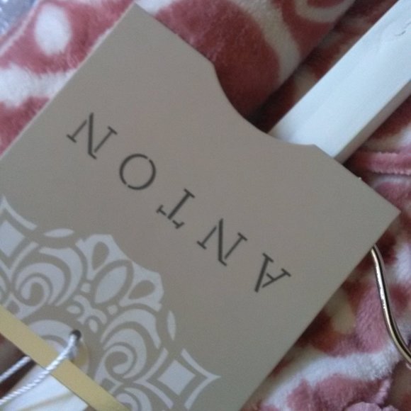 NWT Oversized Decorative Medallion Throw - Picture 8 of 9